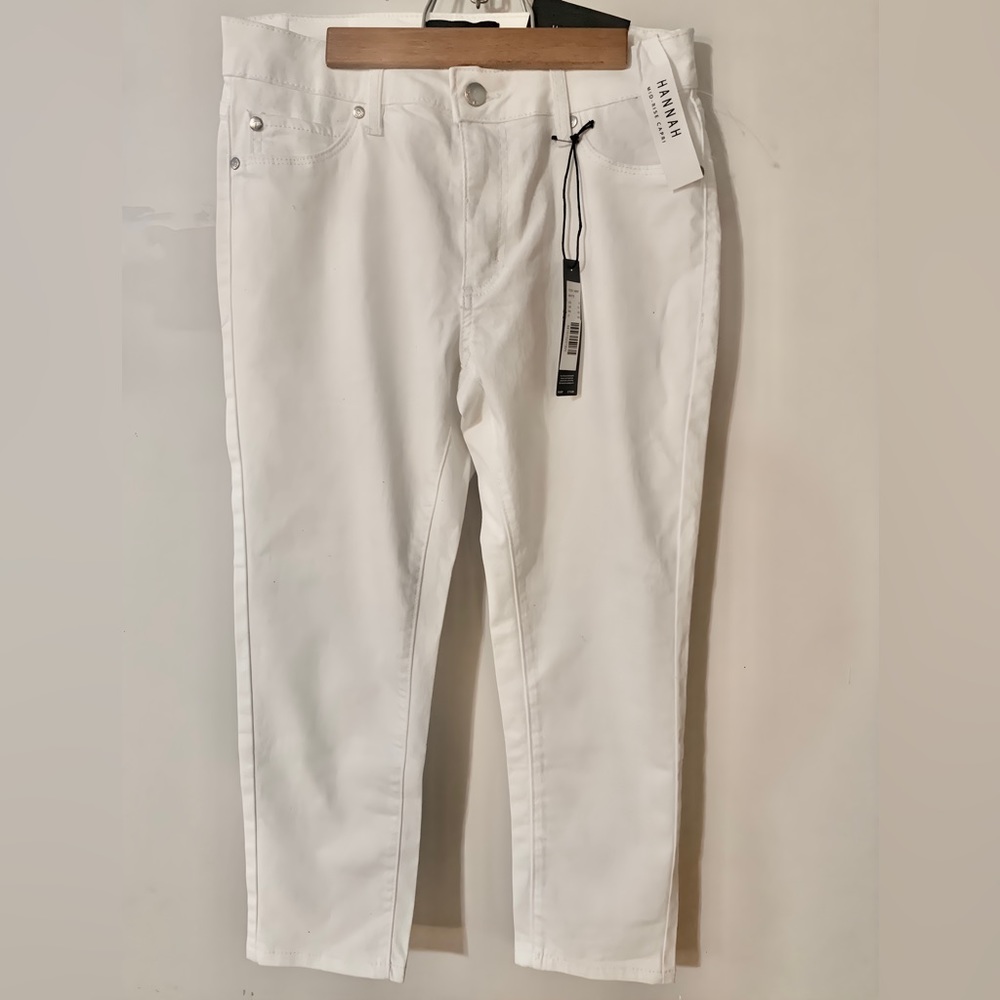 COPY - TAHARI WHITE HANNAH
MID- RISE CAPRI Never Worn Size:6/28 TAGS STILL ON